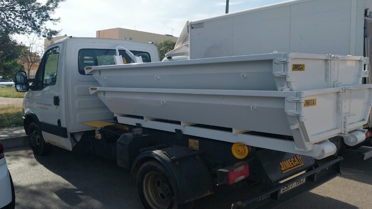 Cubas de escombros de obra 3 m³ en camión porta-contenedores Menorca